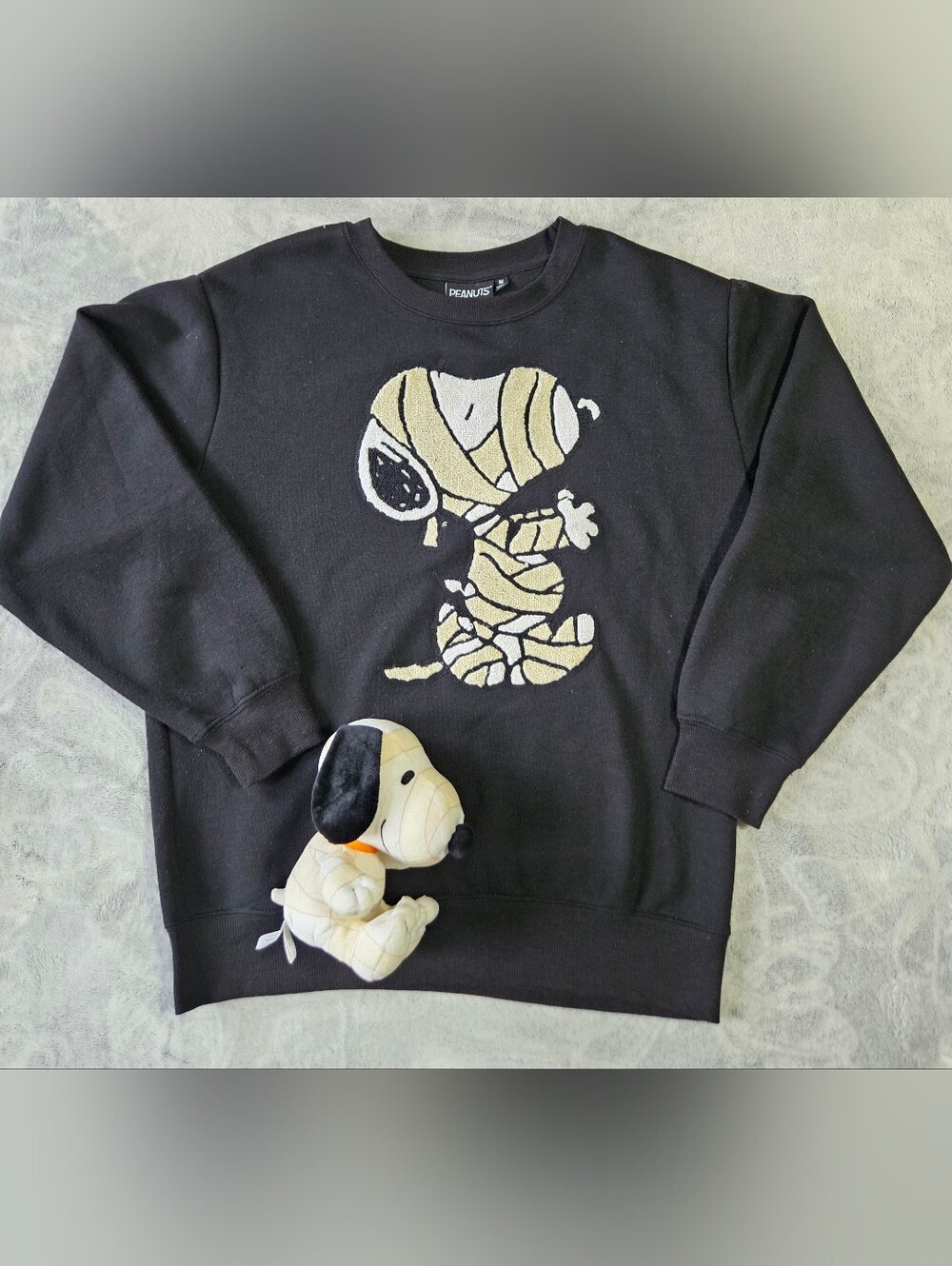 0216 Peanuts Snoopy Mummy Halloween Sweatshirt Medium + Hallmark Plush Bundle